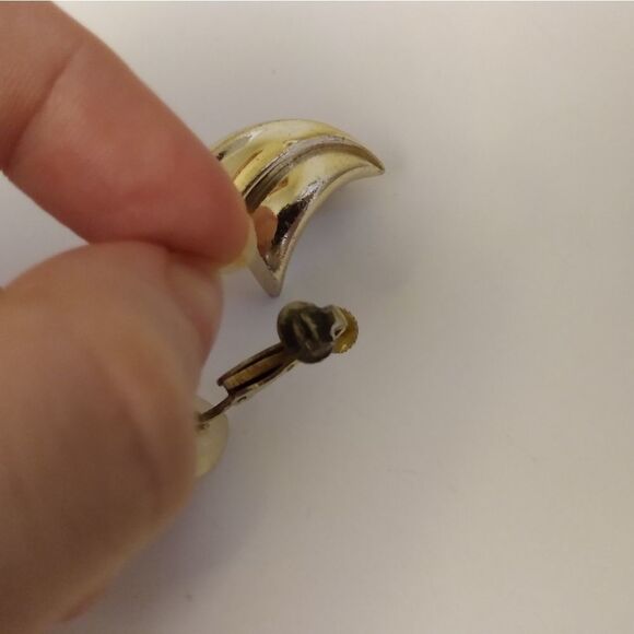 Coro Vintage‎  shimmering gold clip on earrings - Picture 3 of 4